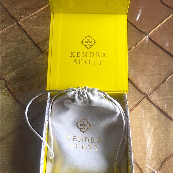 Kendra Scott Gold Threaded Elle Earrings - Picture 6 of 16